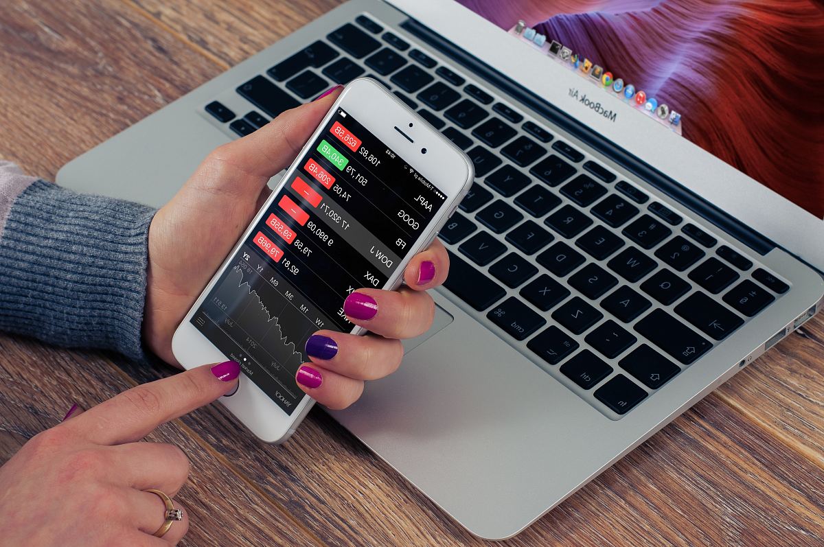 person holding silver iPhone 6