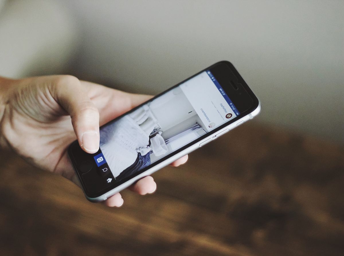 person holding space gray iPhone 6