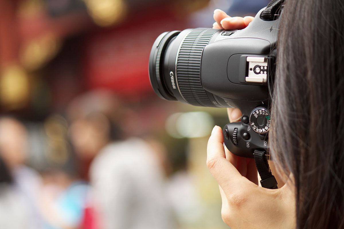 shallow focus photography black Canon DSLR camera