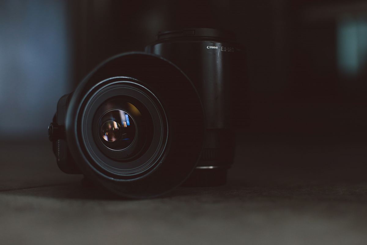 shallow focus photography of black DSLR camera lenses