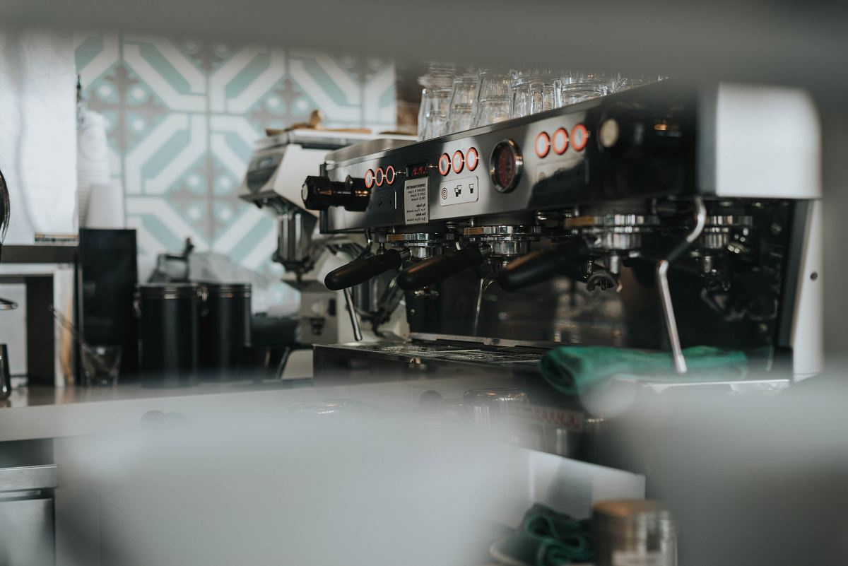 shallow focus photography of gray espresso machine