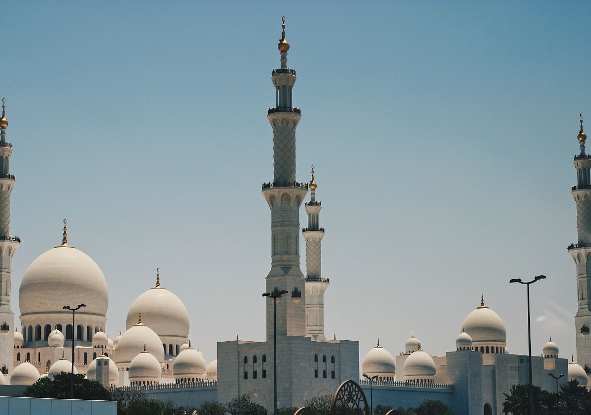 white mosque photo during daytime