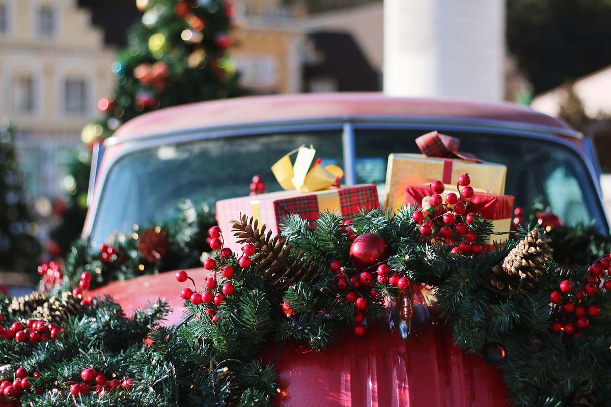 holiday green and red wreath on red car bead