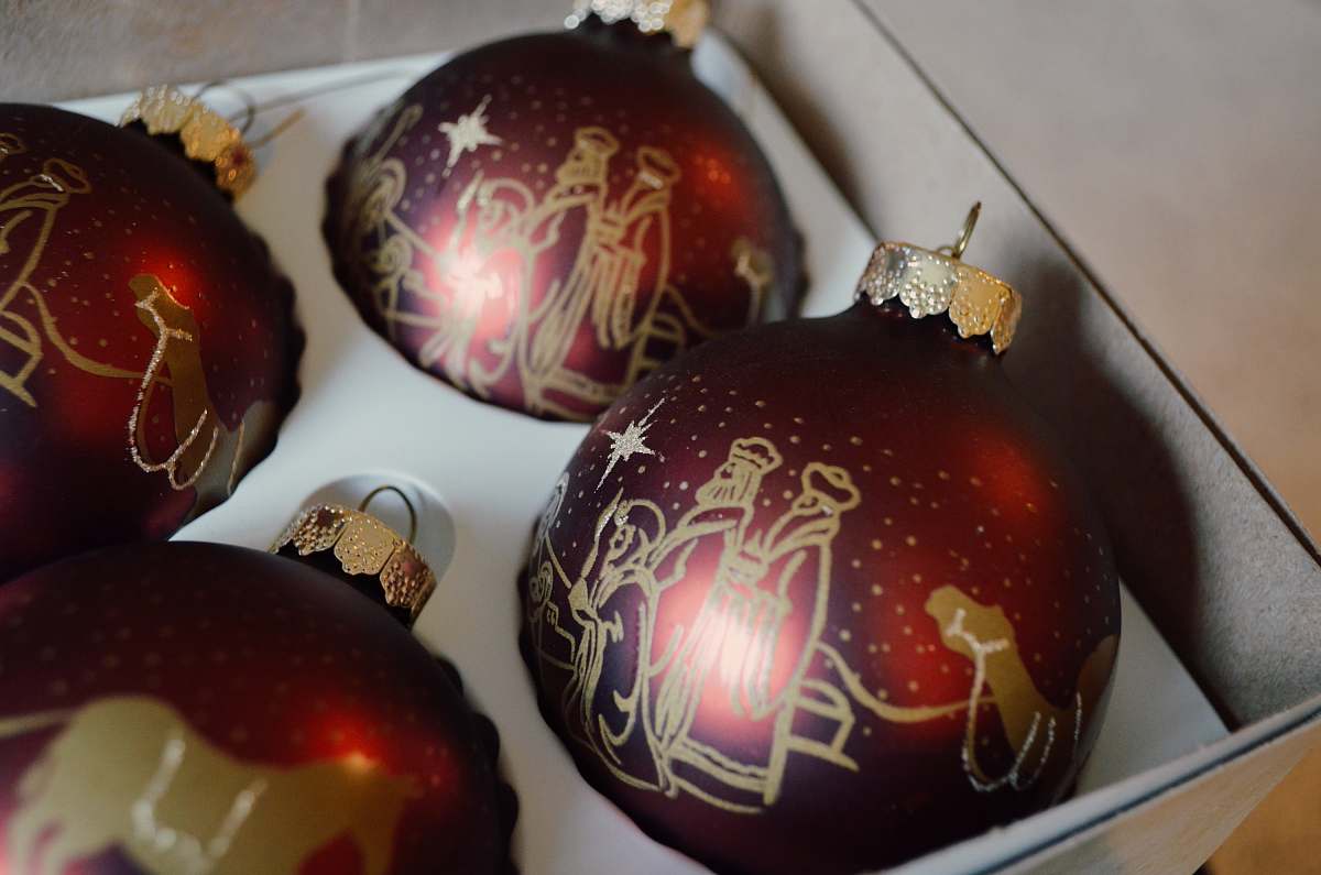 tree red Christmas baubles gold