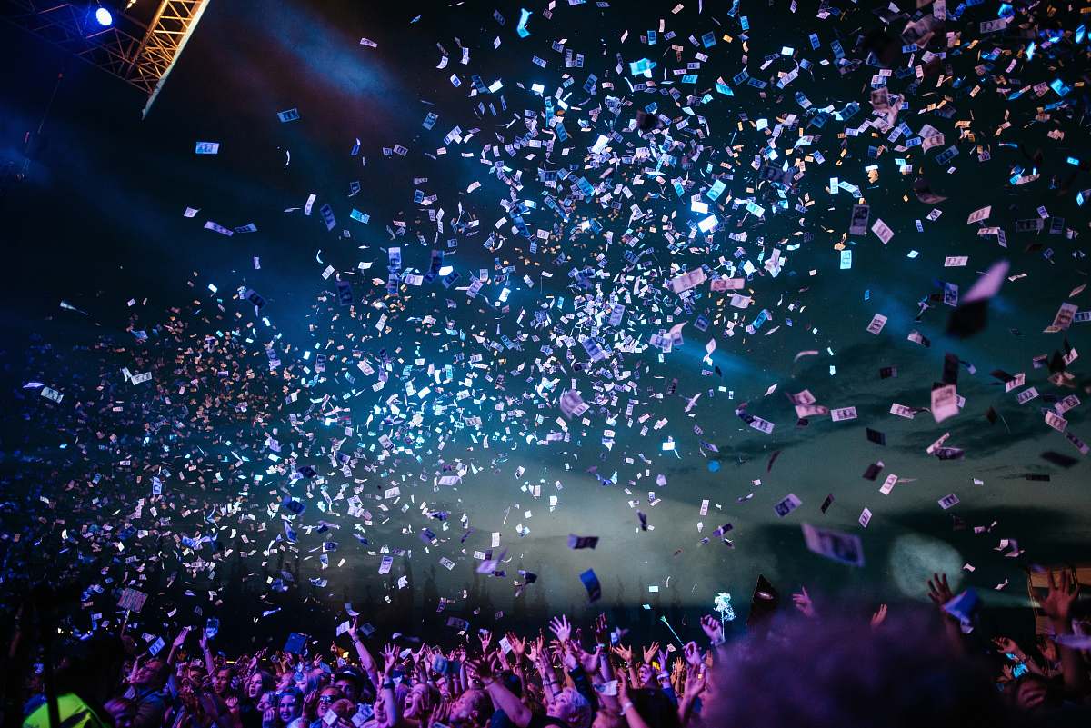 music people partying with confetti event