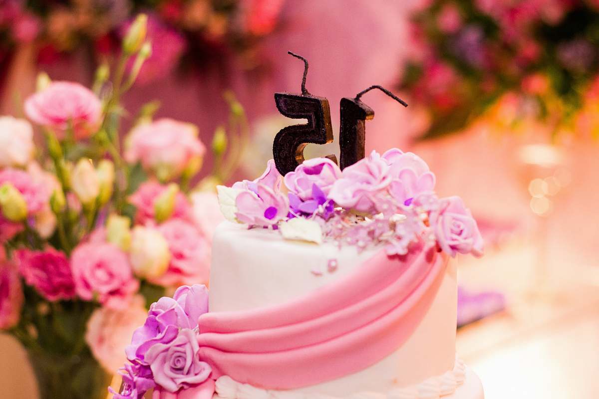 cake 15th birthday cake selective focal photo birthday cake