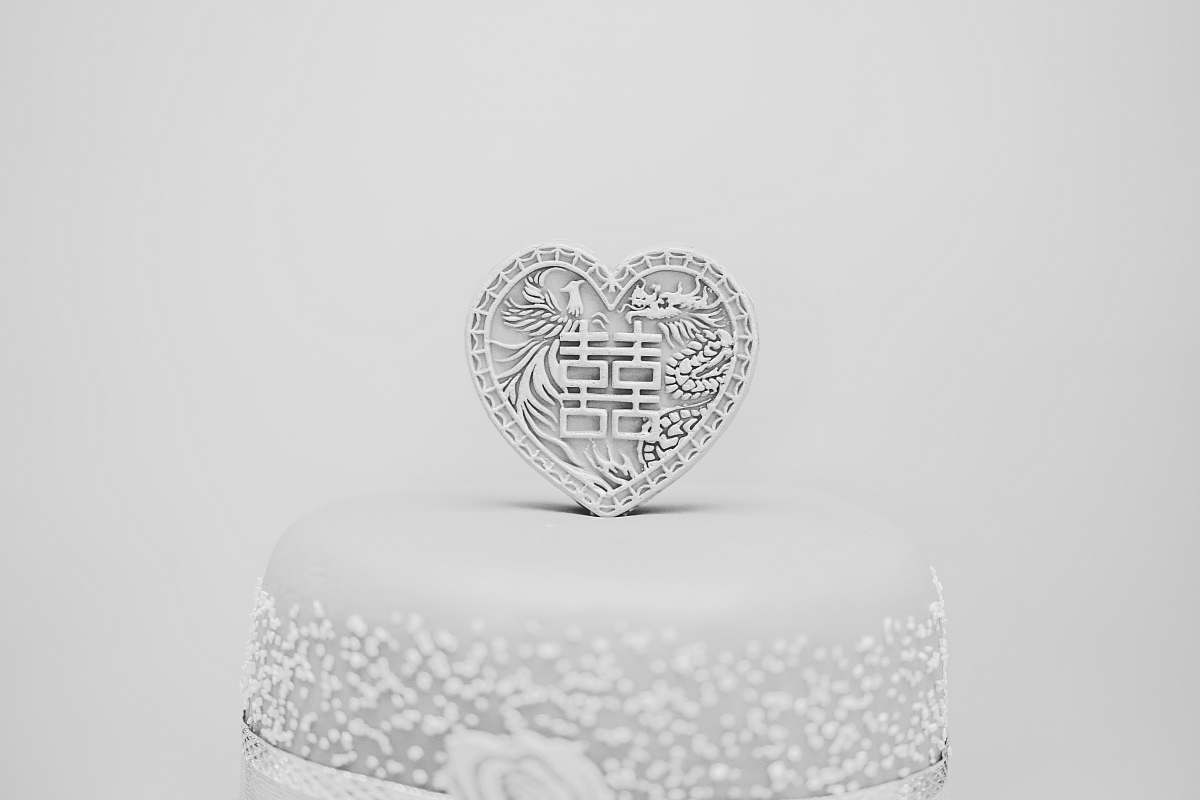 black-and-white gray coated-icing cake heart