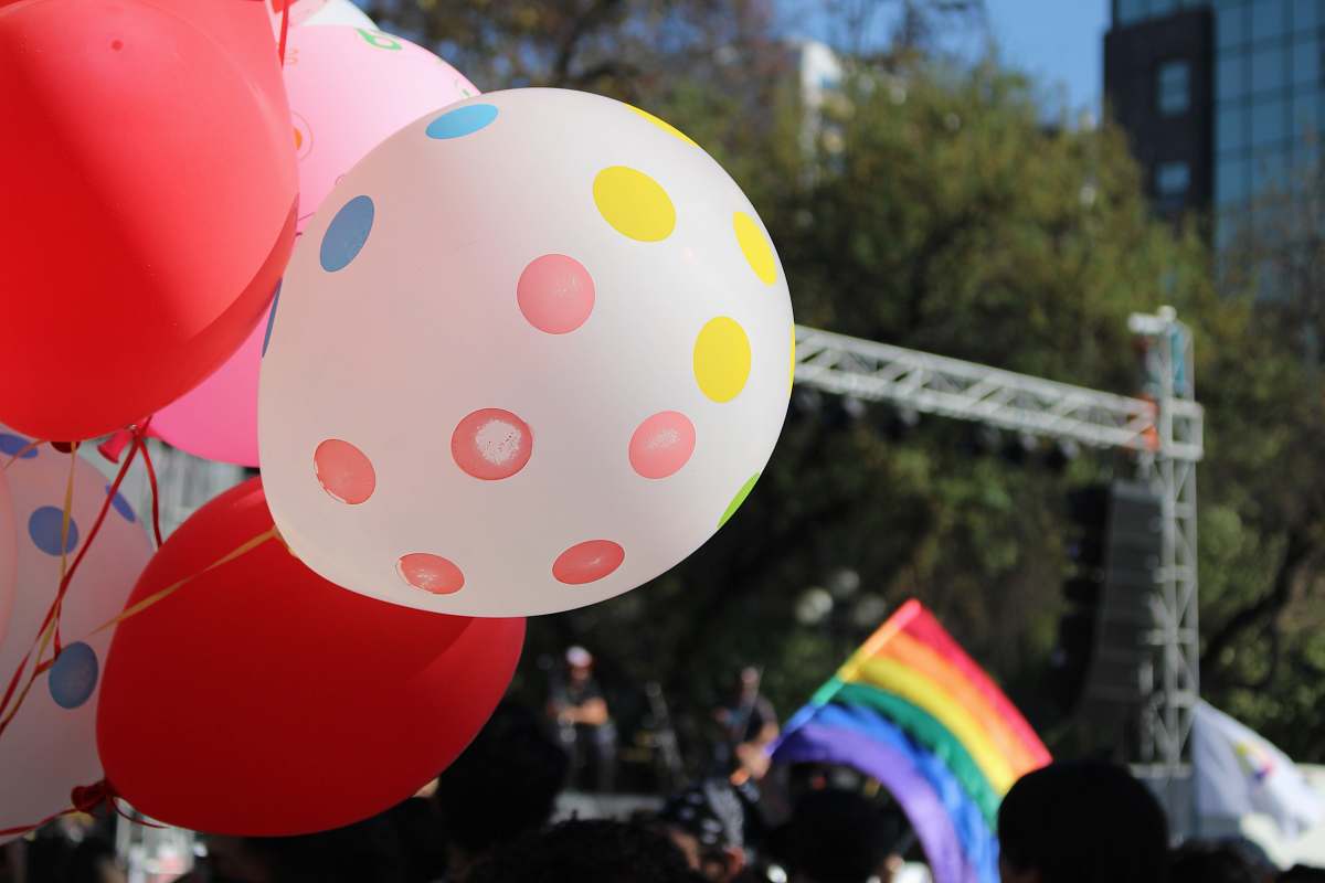 santiago black and white balloons chile