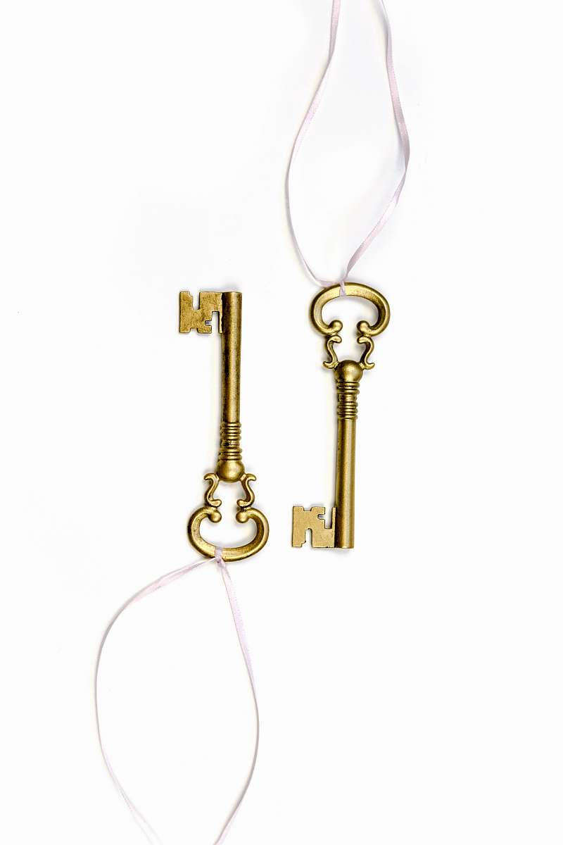 bronze two gold-colored skeleton keys golden