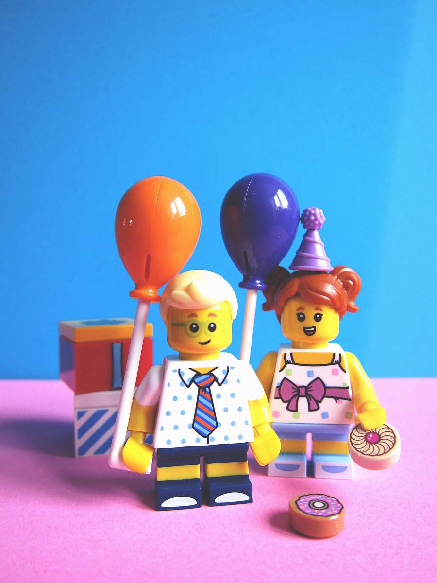 Figurine Girl And Boy Holding Balloon Lego Minifugures Birthday Image ...