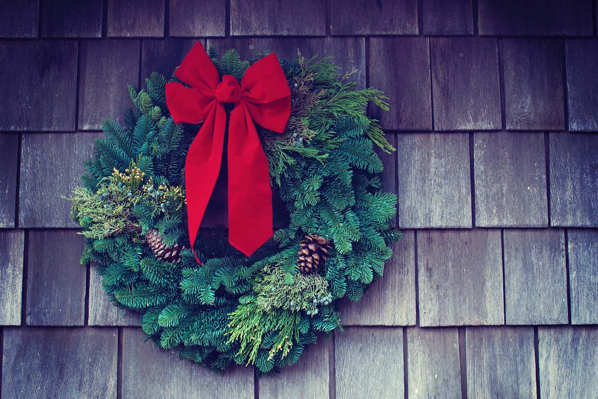 wreath green and red Christmas wreath mounted on wall christmas wallpapers
