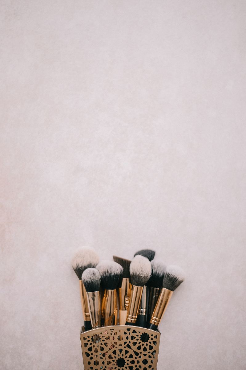 brass-colored-and-black makeup brush kit