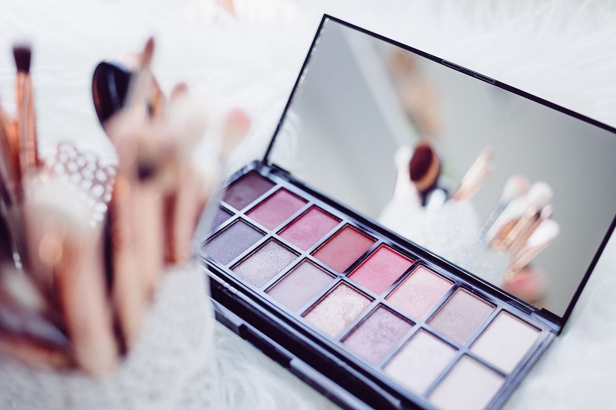 selective focus photography of eyeshadow palette