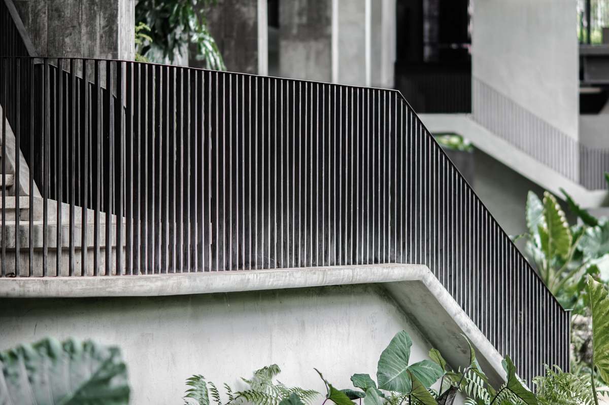 metal gray hand rail railing