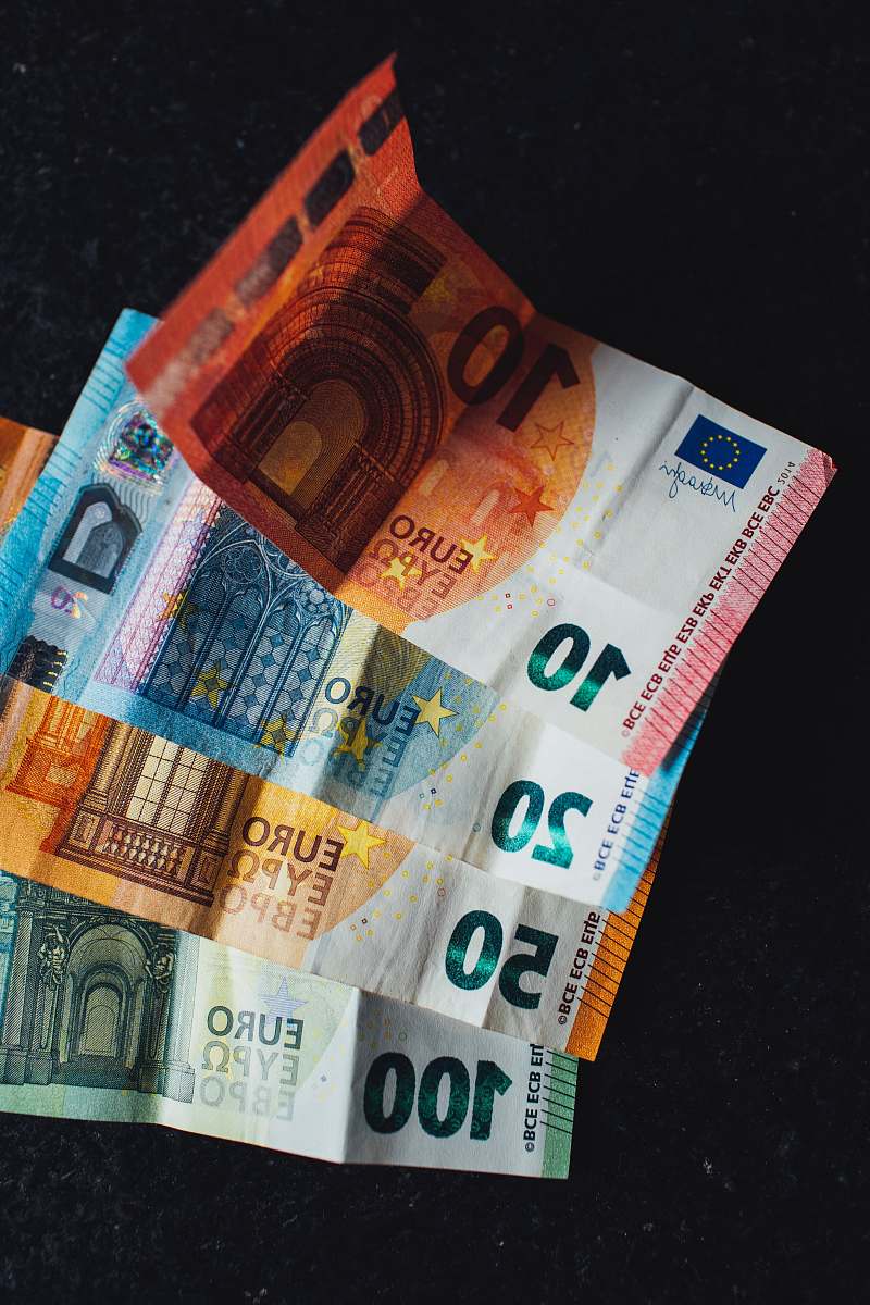 book 10 euro bill on black textile erlangen