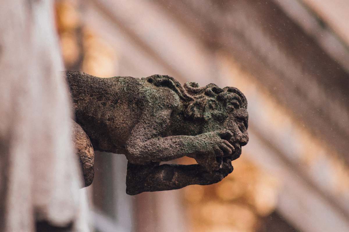statue concrete gargoyle décor sculpture