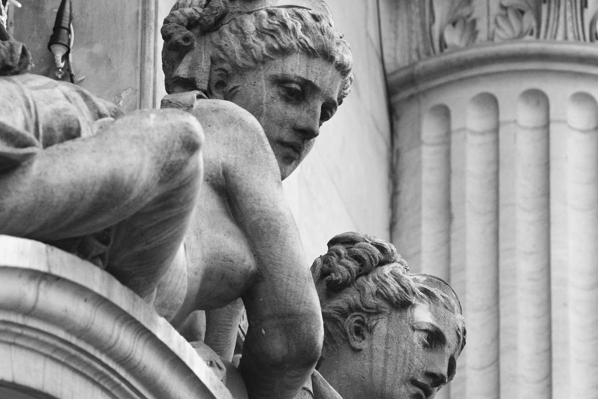 black-and-white concrete human statues during day sculpture