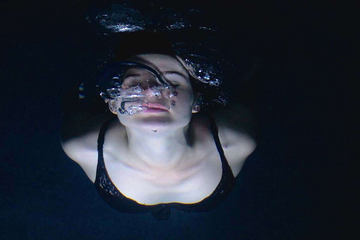swimming underwater photography of woman girl