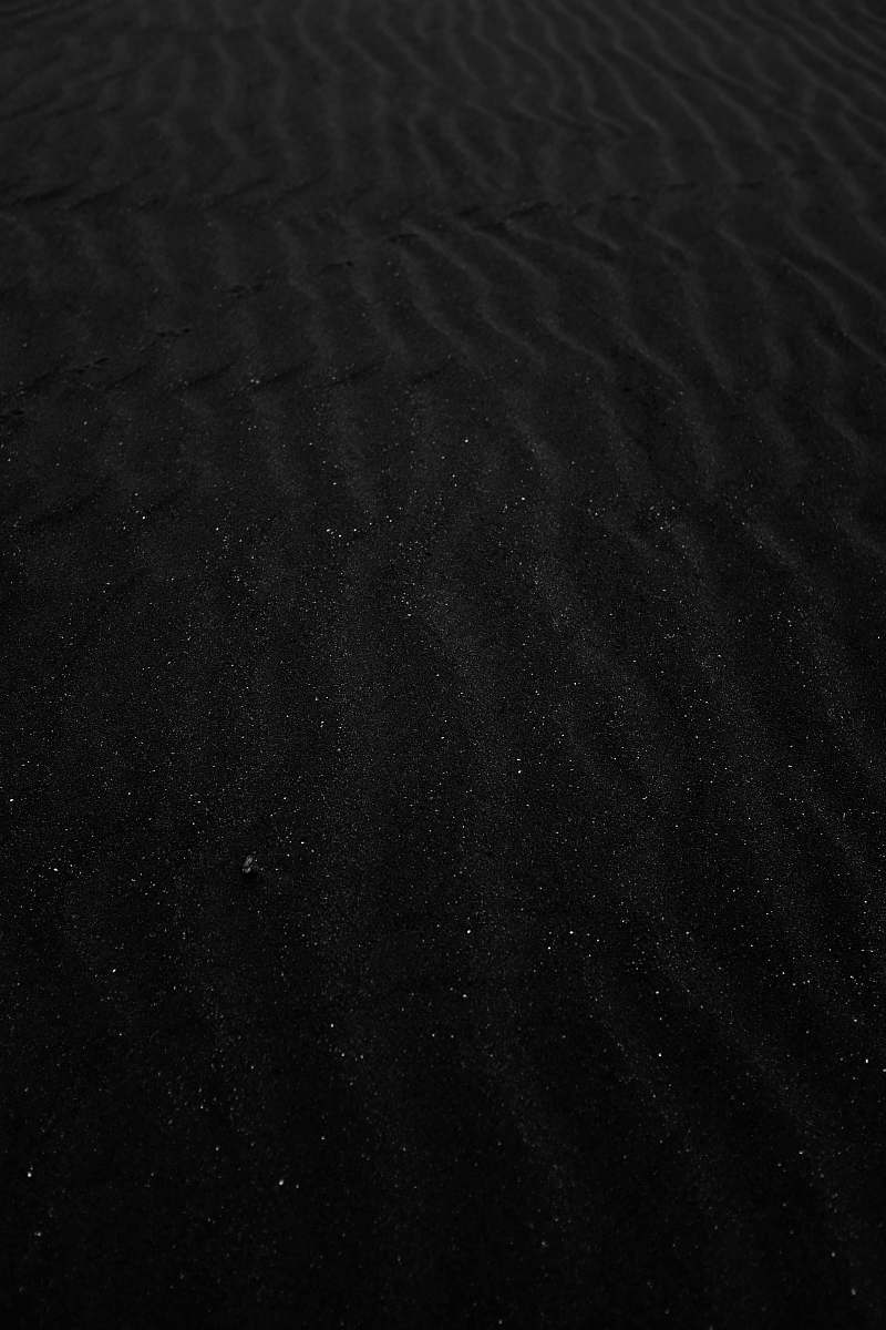 black-and-white gray sand sand