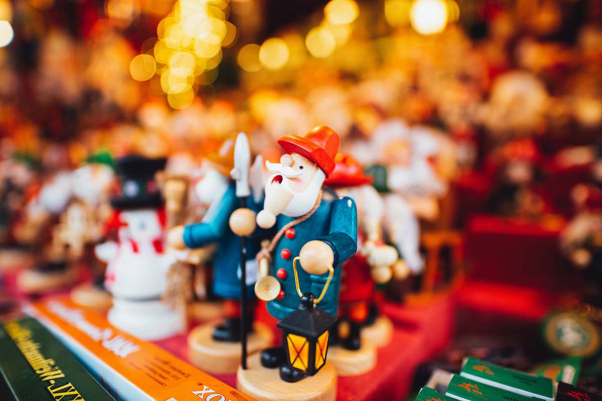 nutcracker selective focus photography of soldier figurine toy
