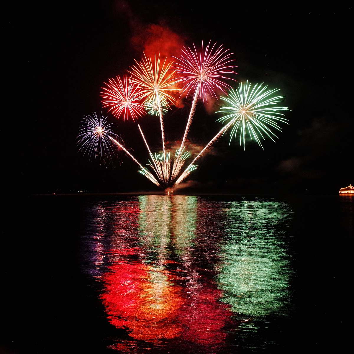 fireworks time-lapse photography of fireworks outdoors