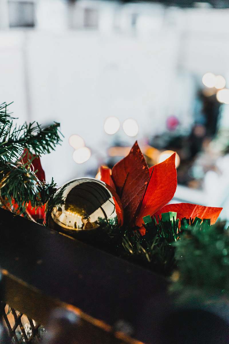tree gold bauble leaf