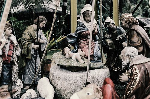 a nat scene with a manger and a womanger