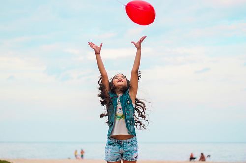 girl raising her hand