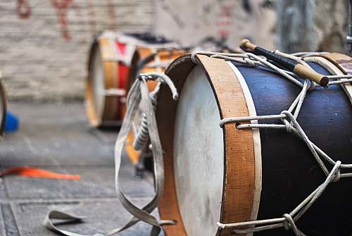 drum closeup photo of black drum percussion