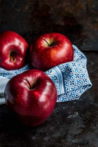 apple three red apples food