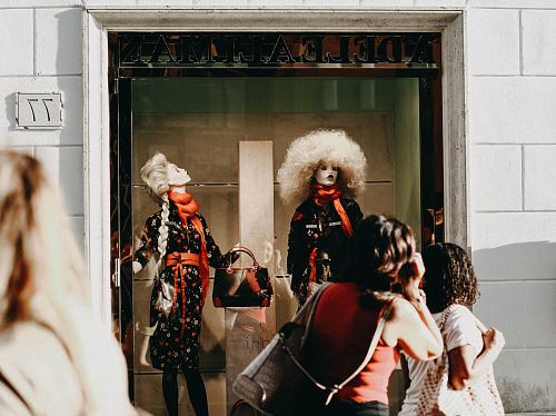 Adelealiman fashion displaying manikin