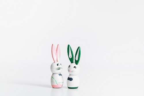 brussels two rabbit figurines belgique