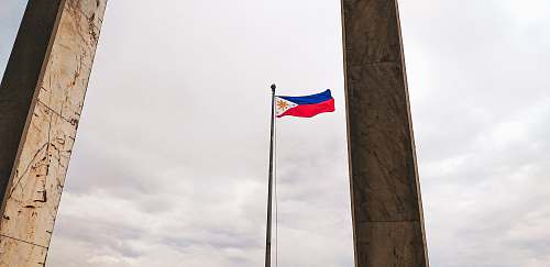 symbol rising flag of Philippines during daytime monument