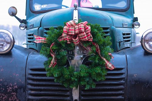 green wreath on bumper of blue truck