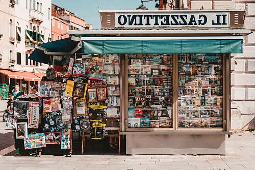 kiosk Il Gazzettino store front newsstand