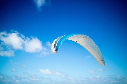 sky blue and white paragliding parachute