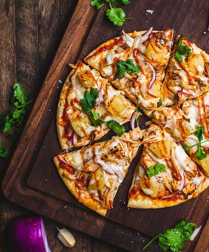 pizza pizza on chopping board meal