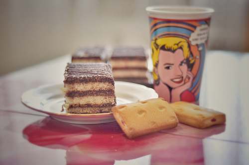 bread sliced cake in plate sandwich