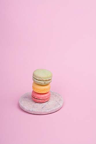 macaroon three French macaroons on plate pink