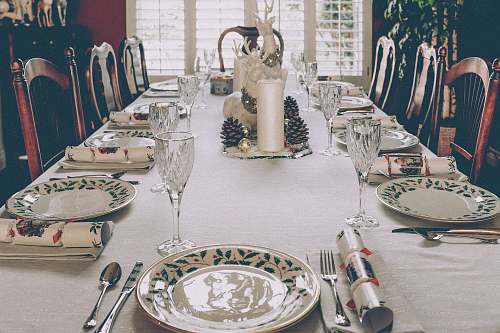 chair plates on table\ table