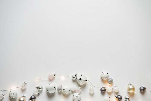 white beaded of white string light holiday