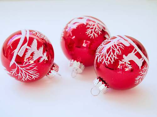 ornament three red baubles red