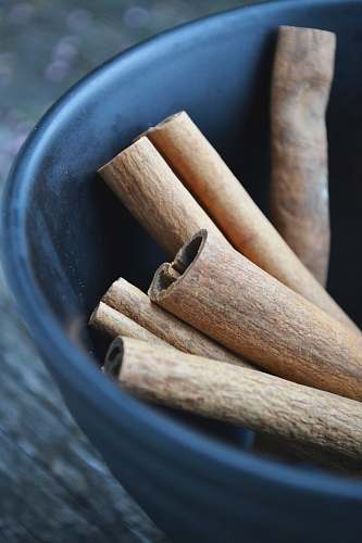 axe cinnamon in round blue bowl wood