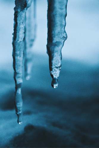 ice selective focus photography of icicle outdoors
