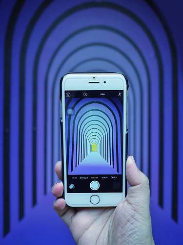 tunnel person holding silver iPhone 6 screen