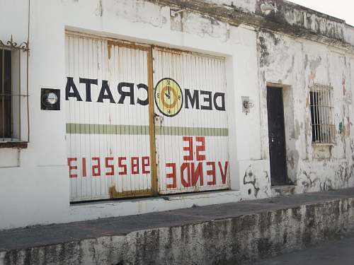 advertisement Democarat Se Vende building building
