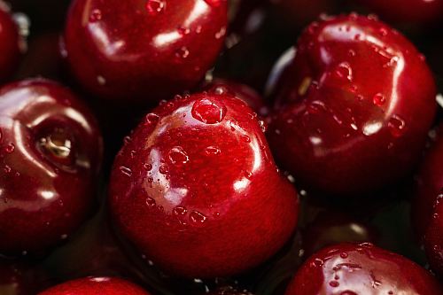 closeup photography of red cherry
