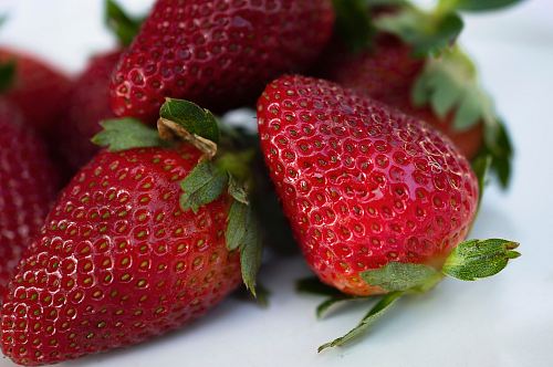 closeup photography of red strawberries