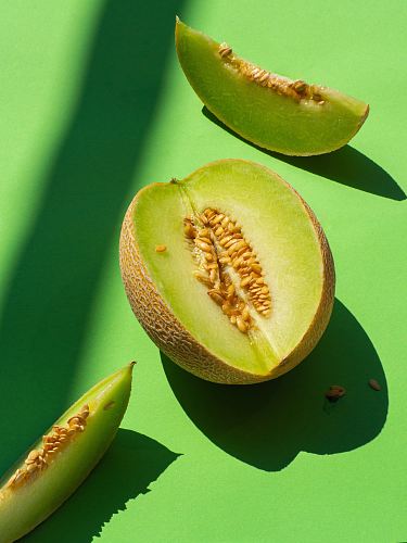 sliced kiwi fruit