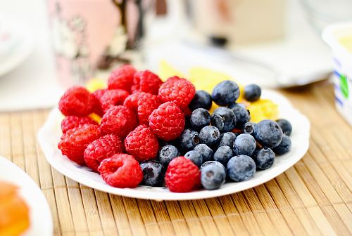 strawberries and blue berries on palte